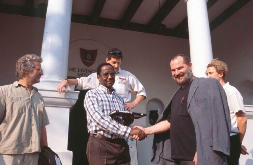 Erich Weismann, Manfred Dießl, Gerhard Merzeder, KF bei der Überreichung des "Makondebuches" an den Direktor des Livingstone Museums. 1997